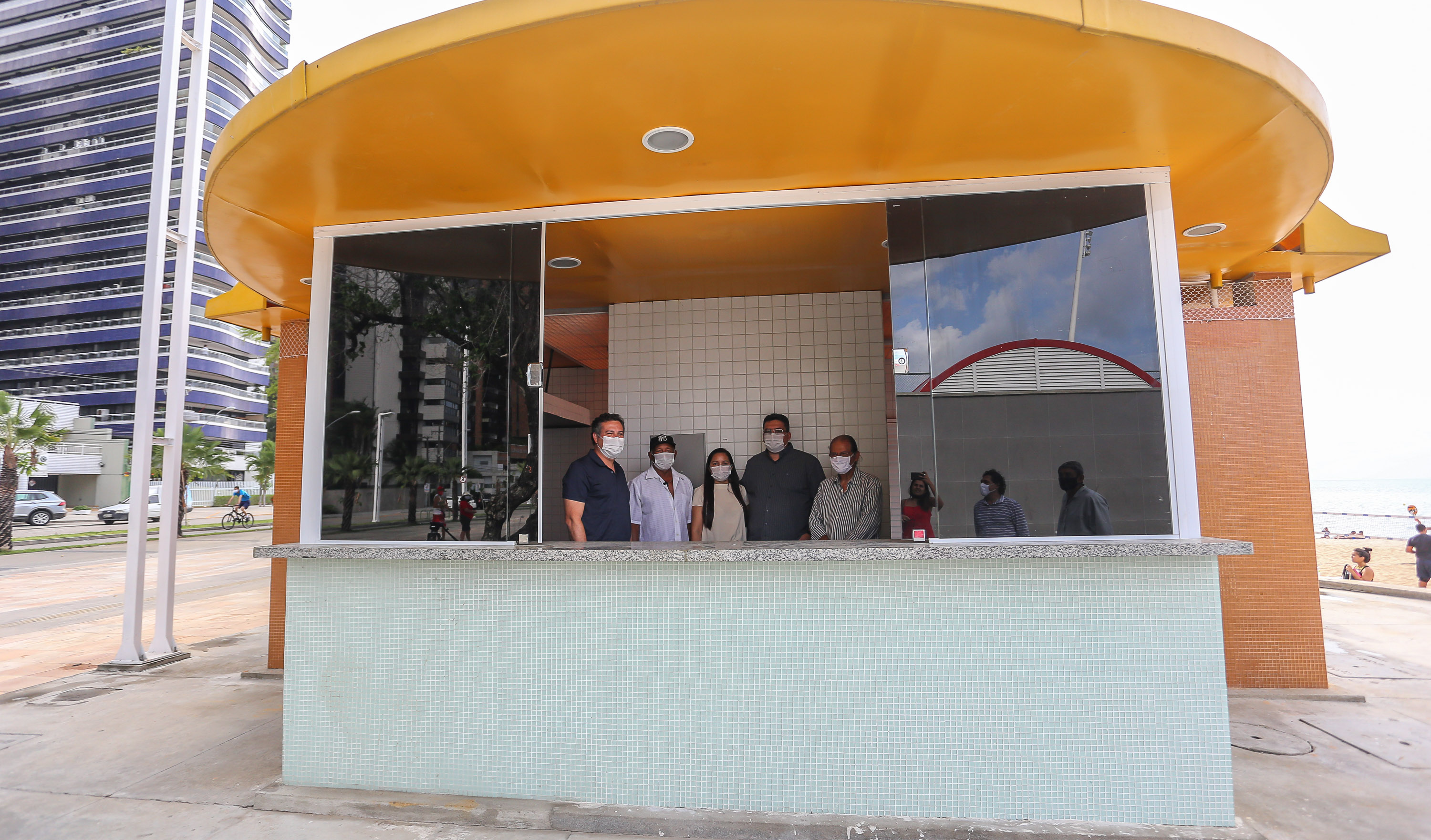 a imagem mostra o novo quiosque da beira mar, que conta com balcão, janelões e é pintado de verde com a cobertura amarelo escuro